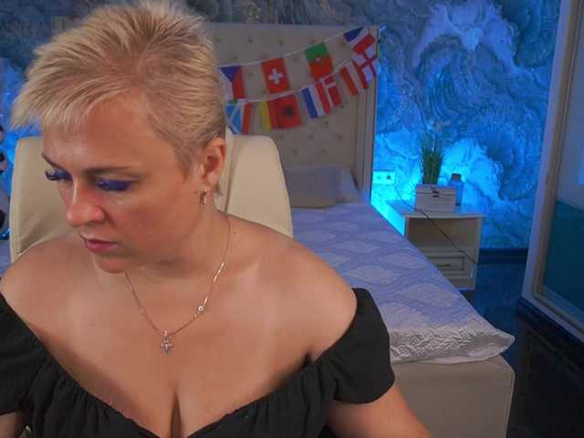 CrystalVibe, 37 y/o - Live Cam on BongaCams