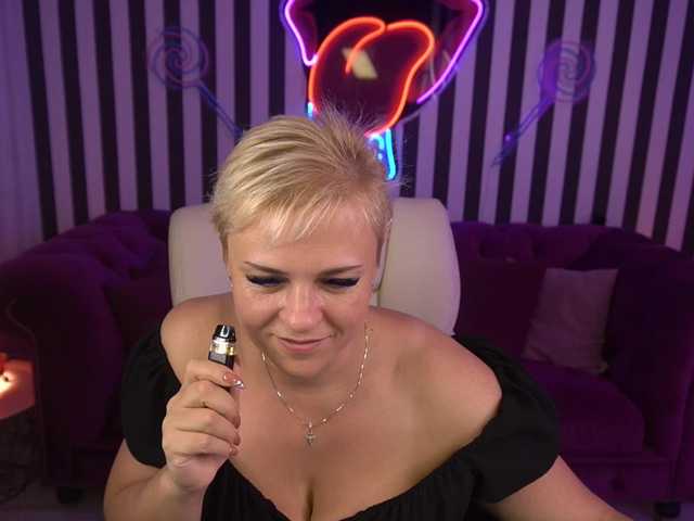 CrystalVibe live cam on BongaCams