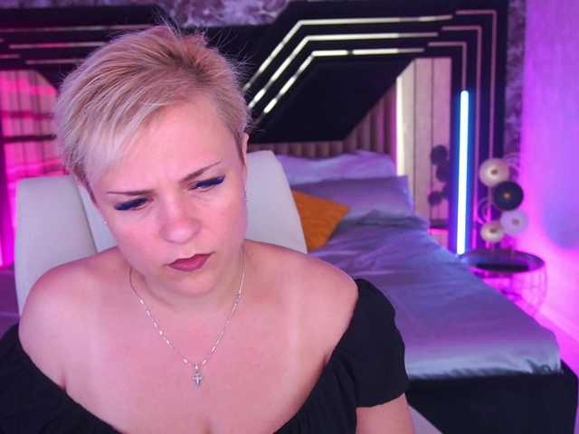 CrystalVibe live cam on BongaCams