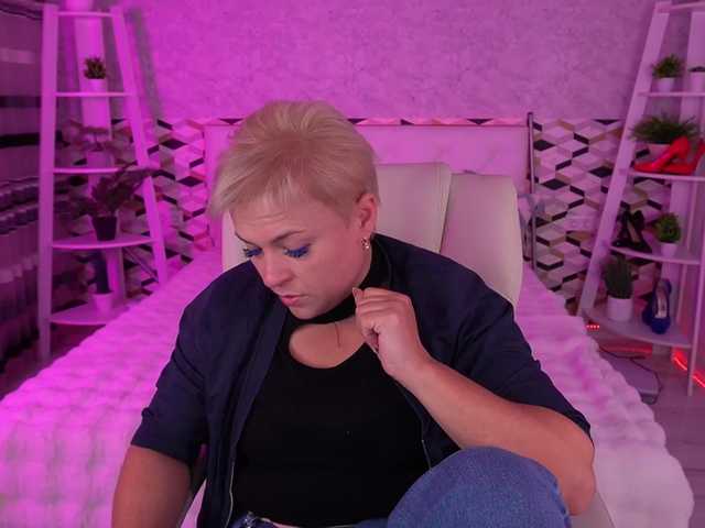 le modèle CrystalVibe est en webcam porno dans un show sur le site bongacams, il possède les tags suivants: White/Caucasian,Blonde,Shaved