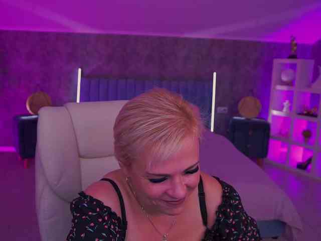 Crystalvibe's cam show statistics and live stream