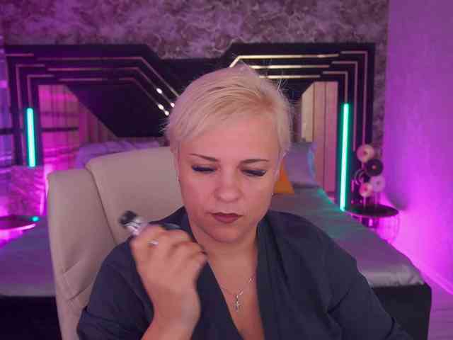 Crystalvibe's cam show statistics and live stream