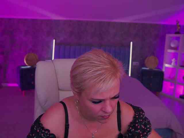 crystalvibe's live room