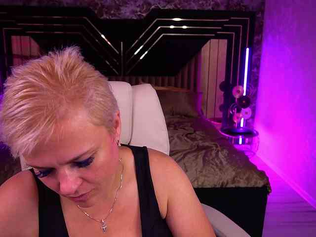 crystalvibe's live room