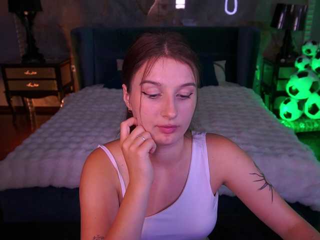 VikVikLove live cam on BongaCams