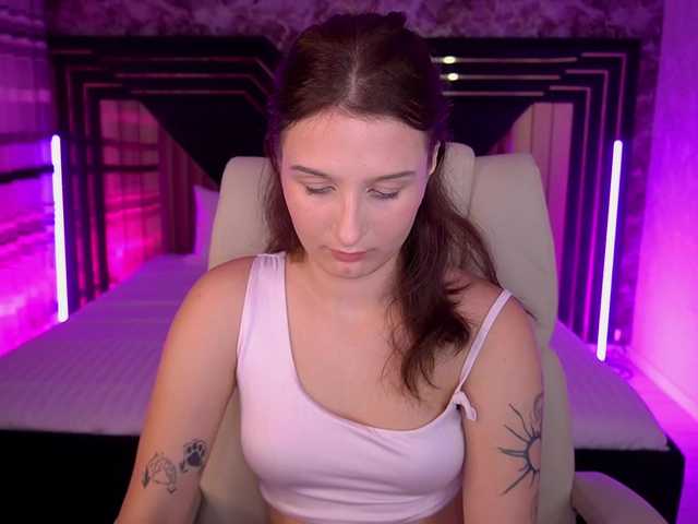 VikVikLove live cam on BongaCams