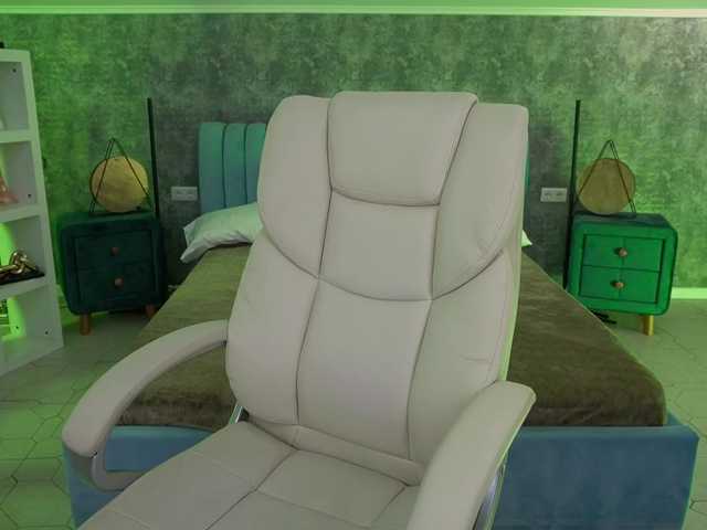 VikVikLove live cam on BongaCams