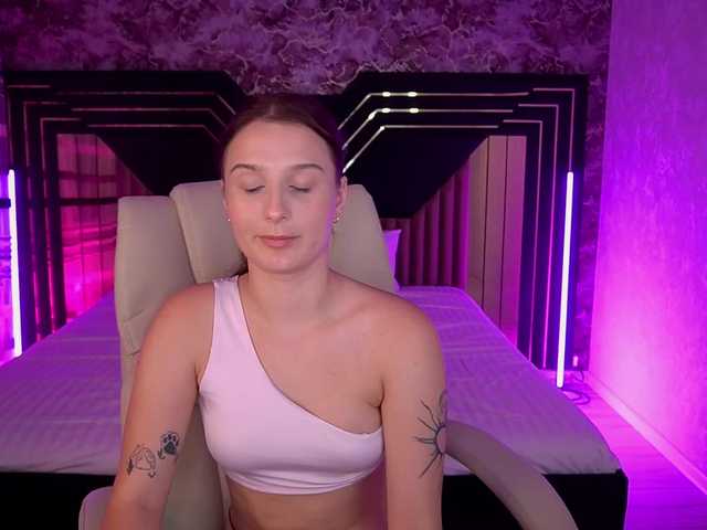 VikVikLove live cam on BongaCams