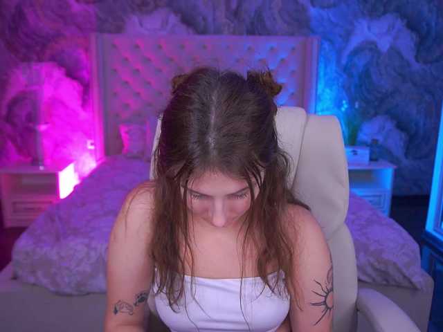 VikVikLove live cam on BongaCams