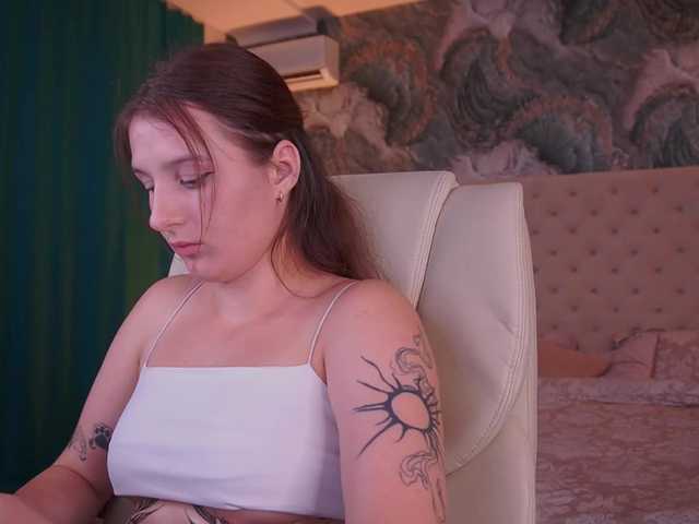 VikVikLove live cam on BongaCams