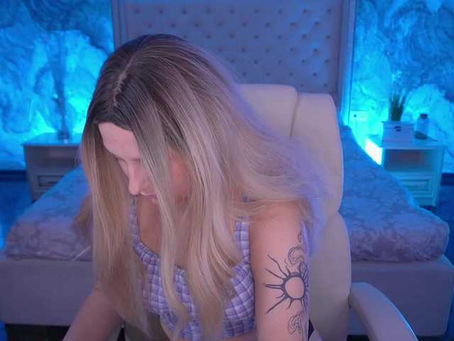 VikVikLove live cam on BongaCams