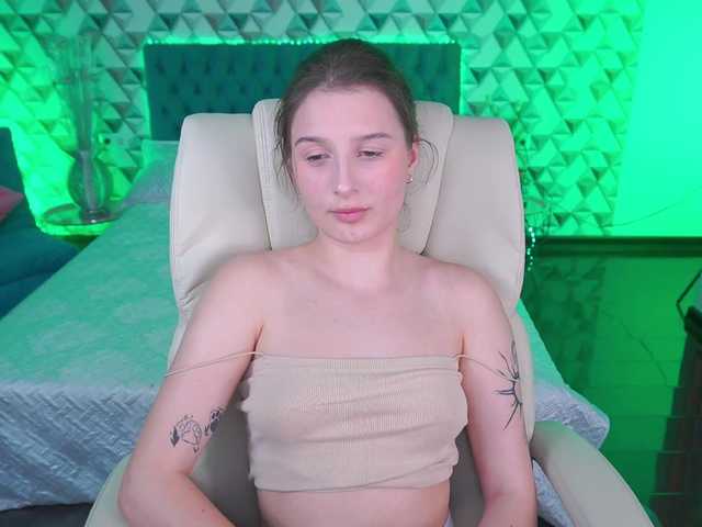 VikVikLove live cam on BongaCams