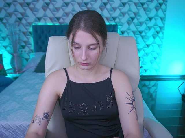 VikVikLove live cam on BongaCams