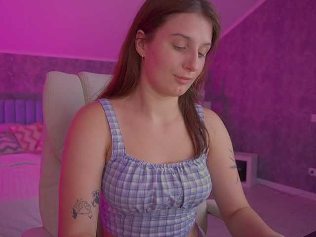 VikVikLove live cam on BongaCams