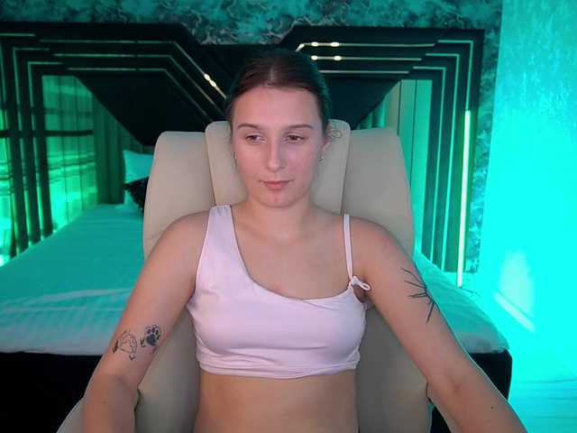 VikVikLove live cam on BongaCams