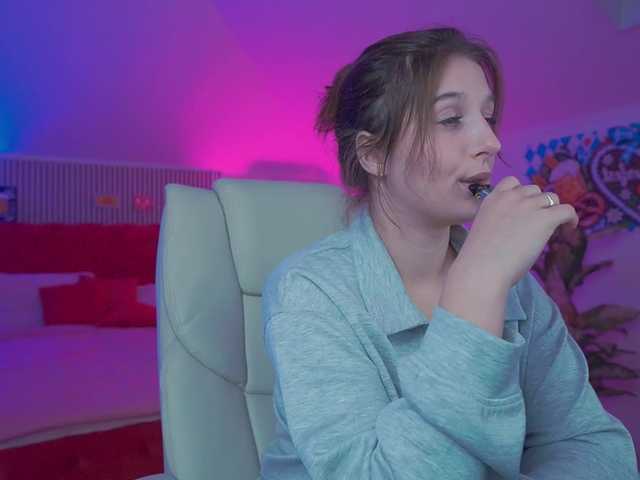 VikVikLove live cam on BongaCams