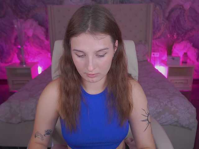 VikVikLove live cam on BongaCams
