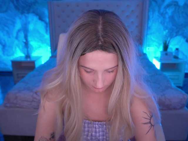 VikVikLove live cam on BongaCams