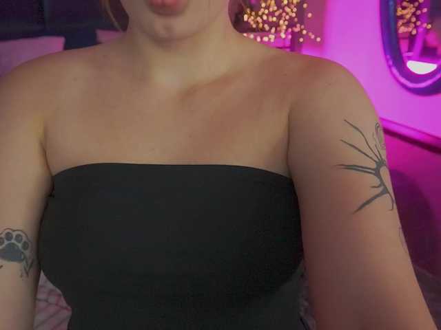VikVikLove live cam on BongaCams
