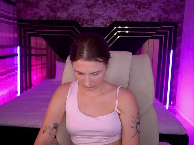 VikVikLove live cam on BongaCams