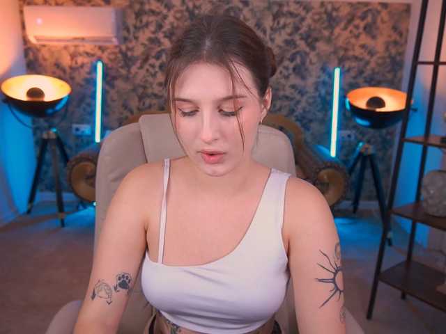 VikVikLove live cam on BongaCams