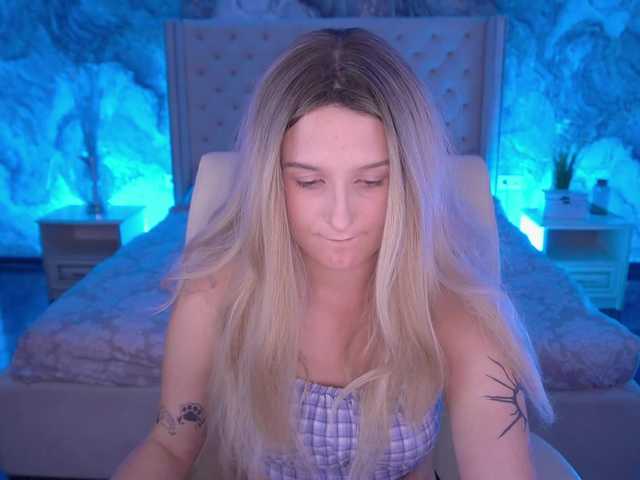 VikVikLove live cam on BongaCams