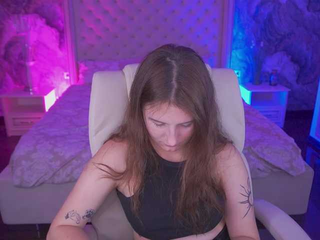 VikVikLove live cam on BongaCams