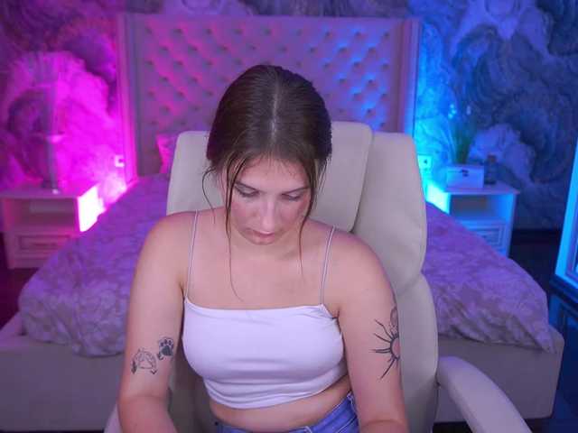 VikVikLove live cam on BongaCams