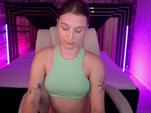 VikVikLove live cam on BongaCams