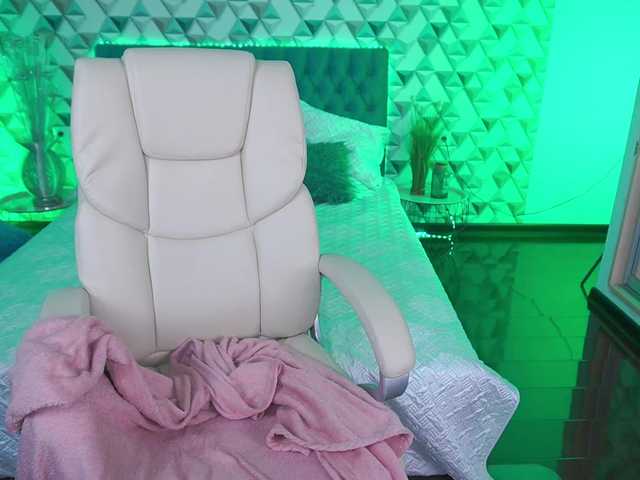 VikVikLove live cam on BongaCams