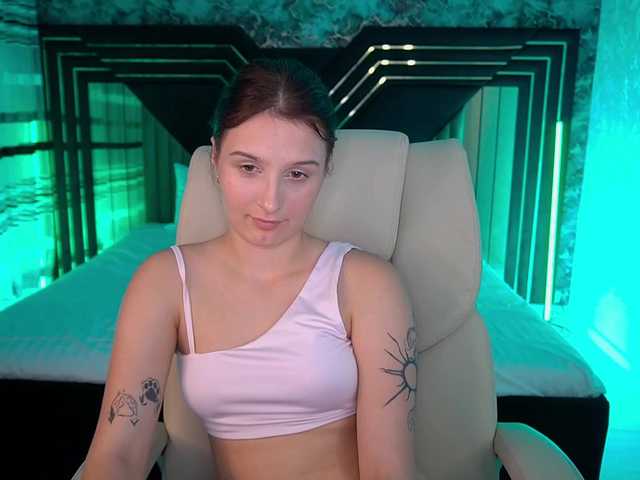 VikVikLove live cam on BongaCams