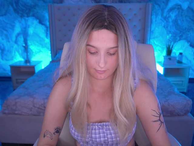VikVikLove live cam on BongaCams