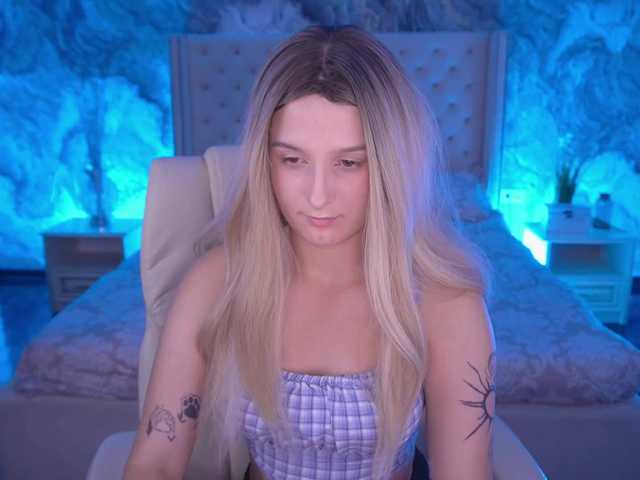 VikVikLove live cam on BongaCams