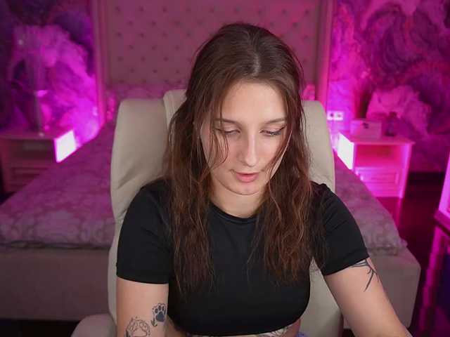 VikVikLove live cam on BongaCams