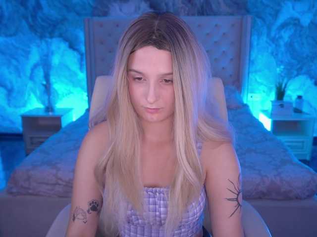 VikVikLove live cam on BongaCams