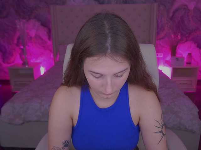 VikVikLove live cam on BongaCams
