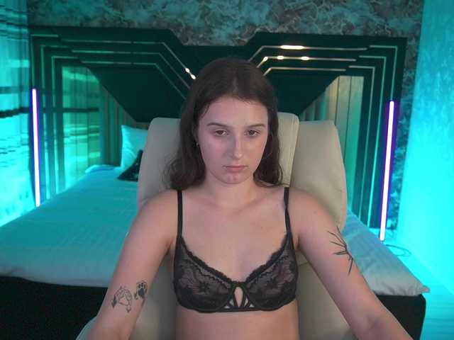 VikVikLove live cam on BongaCams
