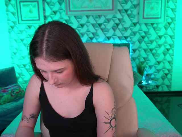 VikVikLove webcam