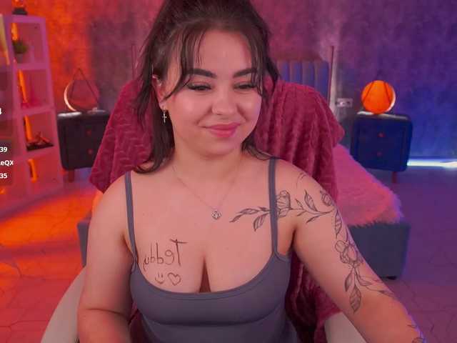  SusieWood chat room