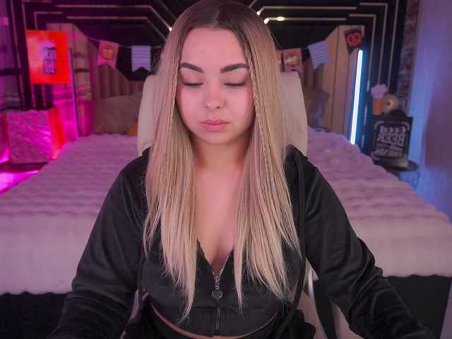 SusieWood live cam preview