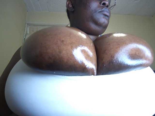 bigboobie22 live webcam show