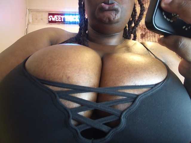 bigboobie22 live cam on BongaCams