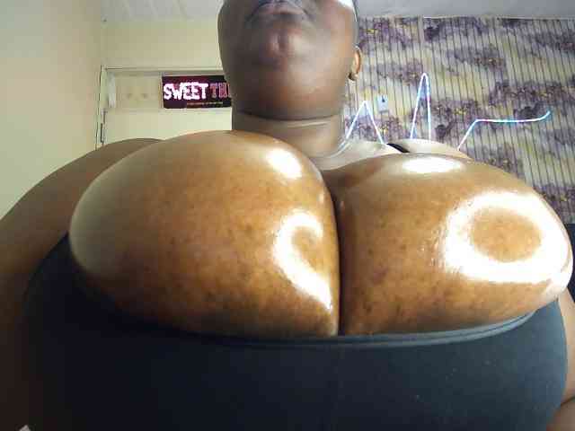 bigboobie22 Live Webcam on BongaCams