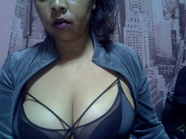 bigass-tits live cam on BongaCams