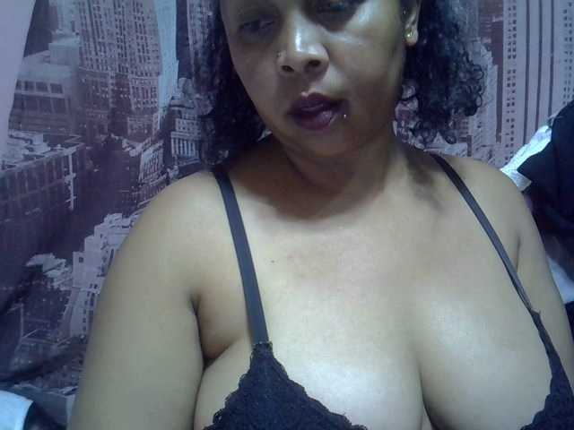 bigass-tits live cam on BongaCams