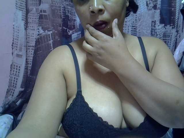 bigass-tits live cam on BongaCams
