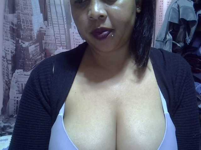 bigass-tits live cam on BongaCams
