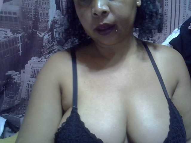 bigass-tits live cam on BongaCams