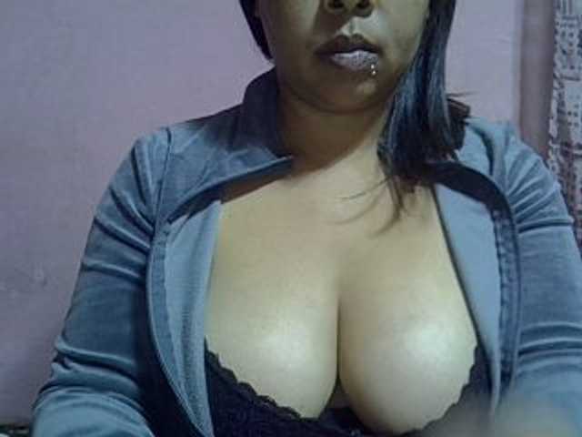 bigass-tits live cam on BongaCams