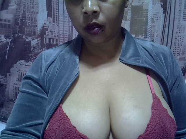 bigass-tits live cam on BongaCams